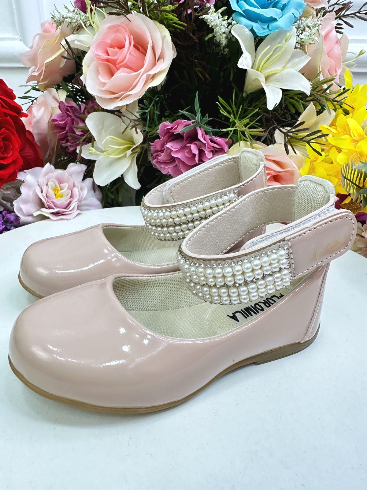 Zapato nude con tobillera de perla y pedrería 