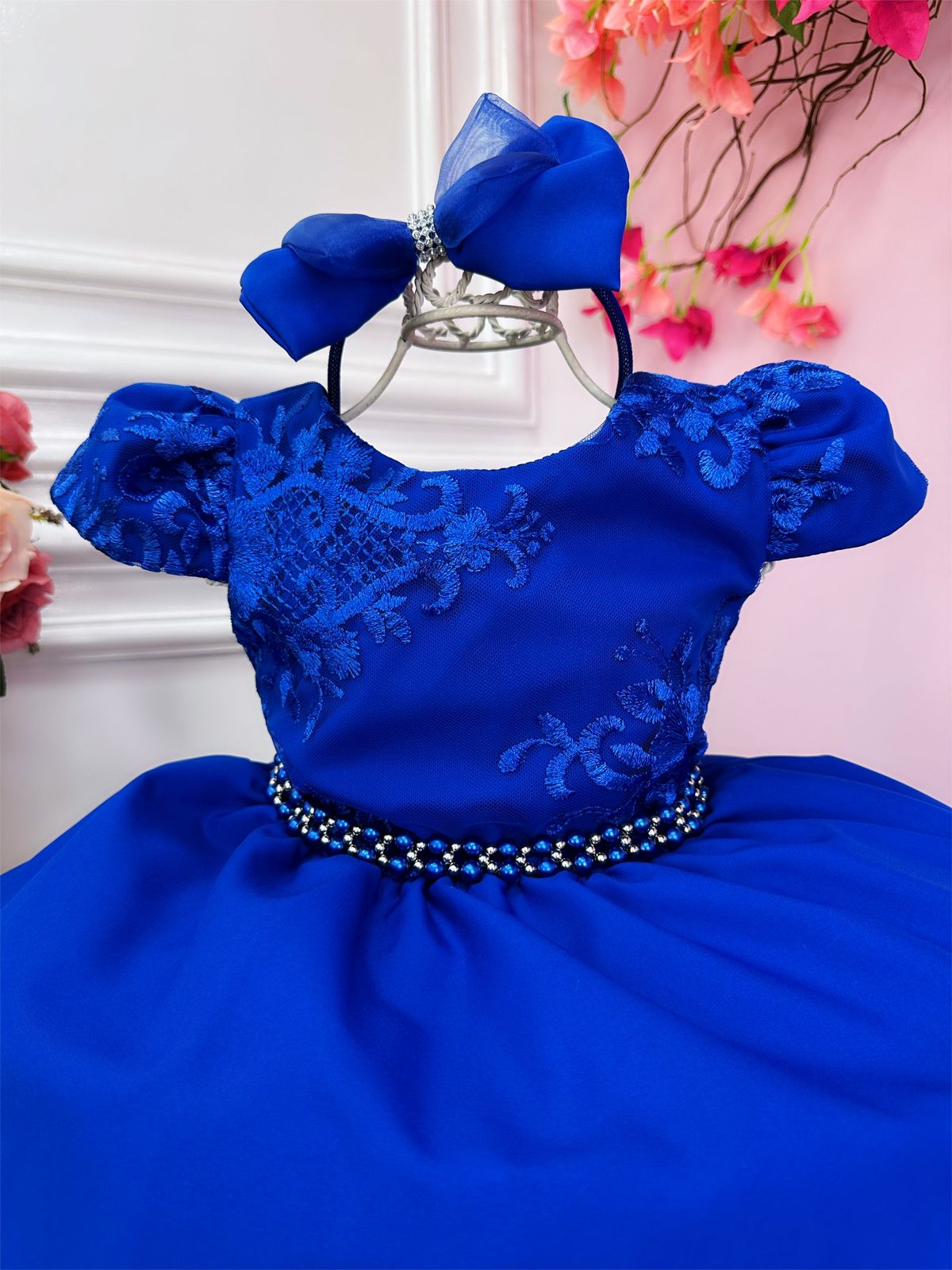Vestido infantil de encaje azul real con cinturón de perlas y tiara