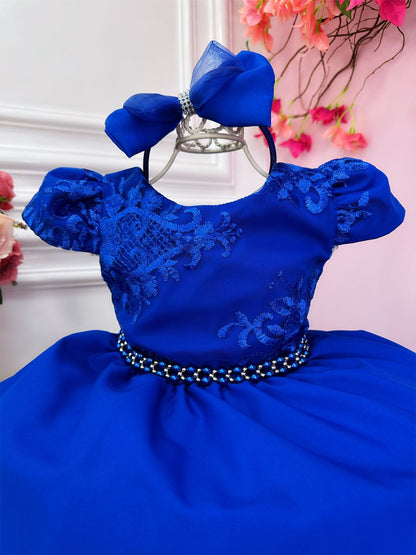 Vestido infantil de encaje azul real con cinturón de perlas y tiara