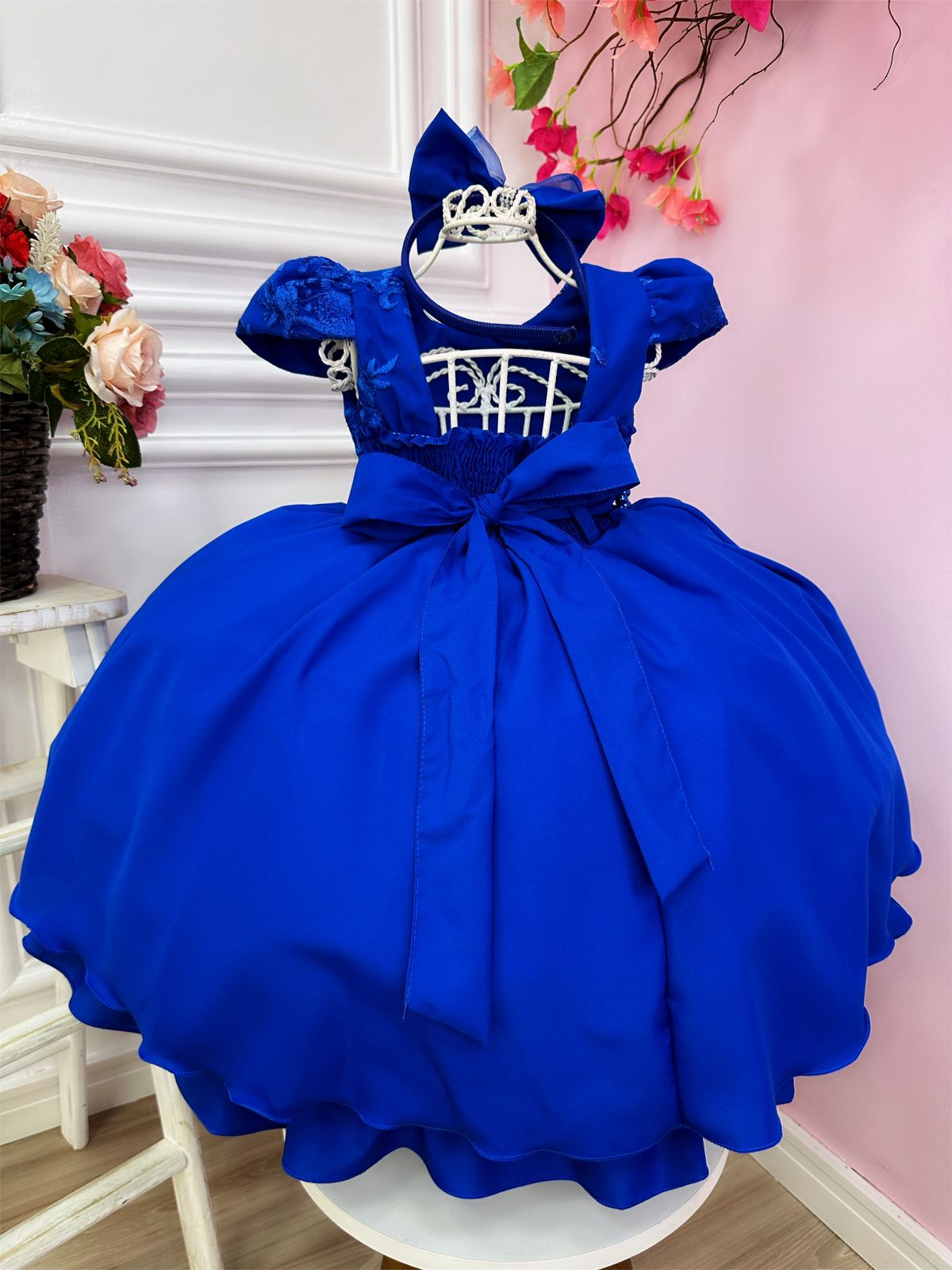 Vestido infantil de encaje azul real con cinturón de perlas y tiara