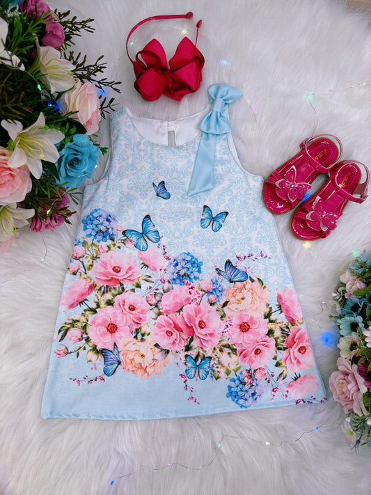 Vestido trapecio azul bebé con mariposas de lujo en el jardín