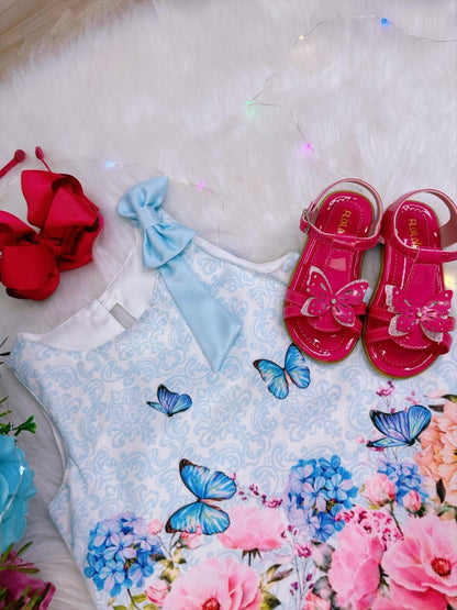 Vestido trapecio azul bebé con mariposas de lujo en el jardín
