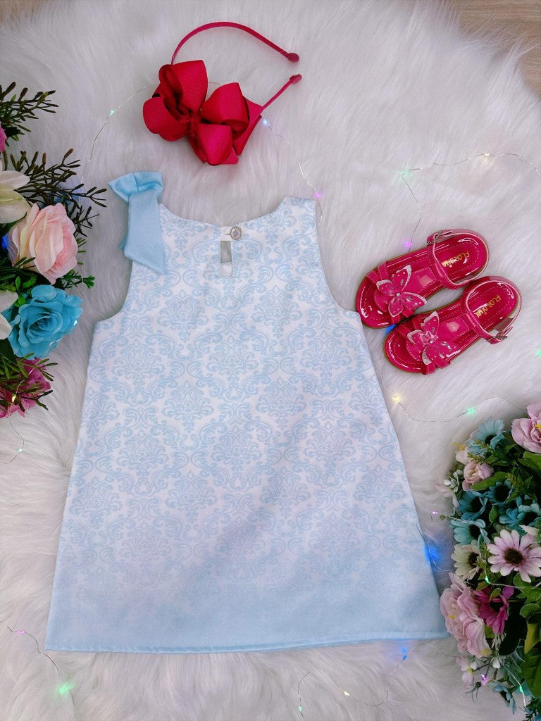 Vestido trapecio azul bebé con mariposas de lujo en el jardín