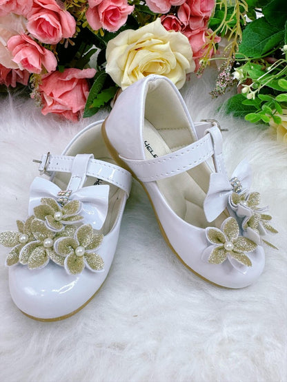 Zapatos de charol blanco con aplique de flores doradas y lazo 