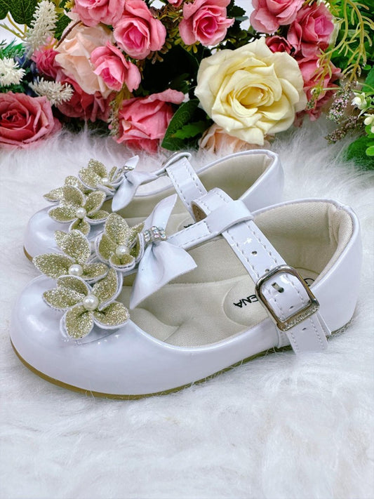 Zapatos de charol blanco con aplique de flores doradas y lazo 