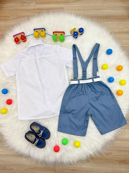 Conjunto de camisa formal azul petróleo, pantalones cortos, corbata y tirantes 