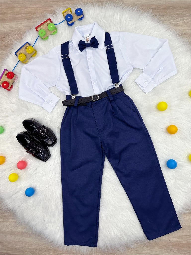 Conjunto formal azul marino con pantalón, corbata y tirantes. Camisa blanca. 