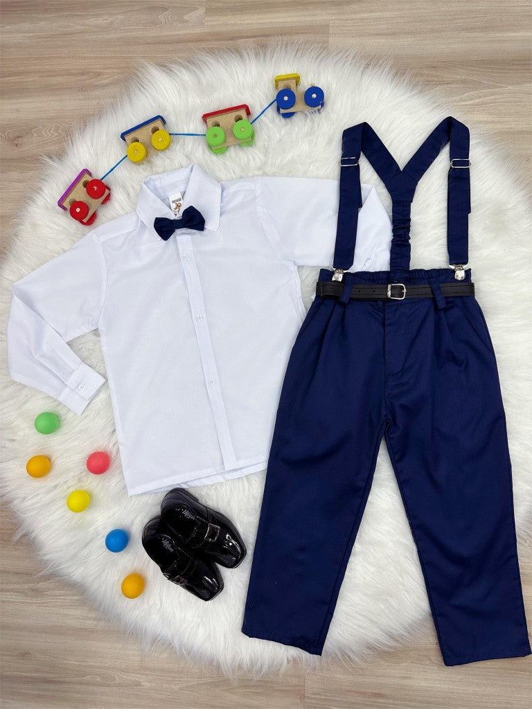 Conjunto formal azul marino con pantalón, corbata y tirantes. Camisa blanca. 
