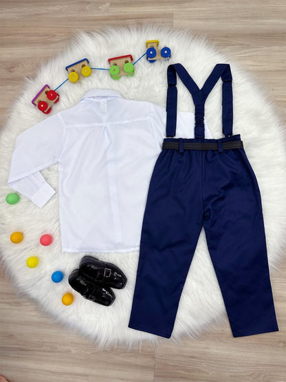Conjunto formal azul marino con pantalón, corbata y tirantes. Camisa blanca. 