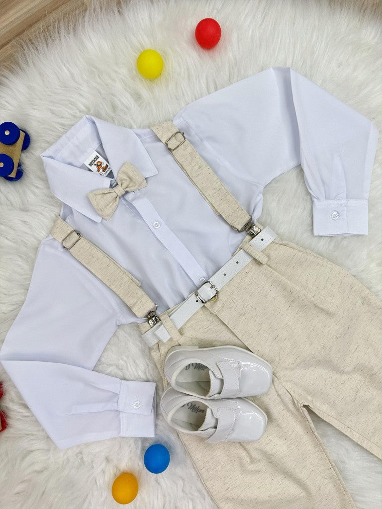 Conjunto Formal con Pantalón Beige, Corbata y Tirantes, y Camisa Blanca