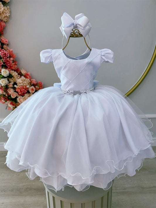 Vestido infantil blanco con busto acanalado, perlas y pedrería, de lujo.