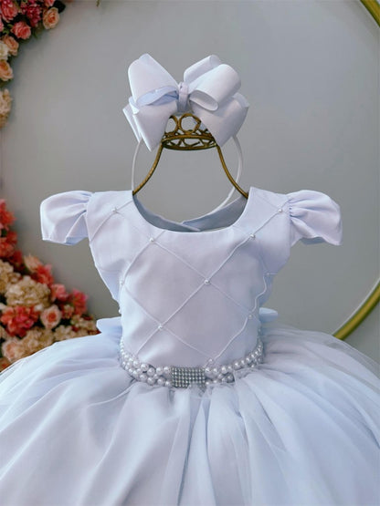 Vestido infantil blanco con busto acanalado, perlas y pedrería, de lujo.