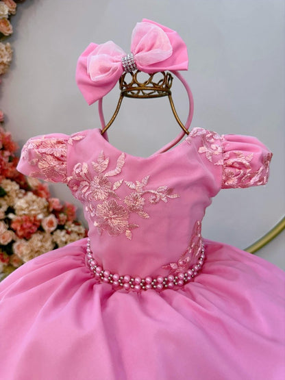 Vestido de dama de honor de encaje rosa chicle con perlas y tiara