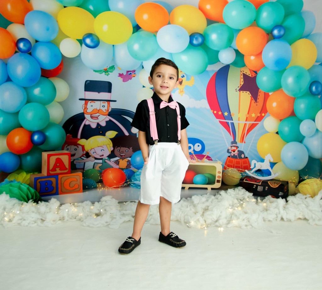 Conjunto de camisa negra y pantalón corto blanco con tirantes. Little Boss Circus 