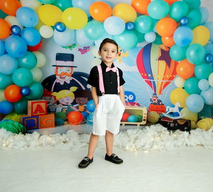 Conjunto de camisa negra y pantalón corto blanco con tirantes. Little Boss Circus 