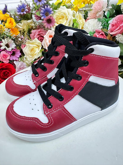Zapatillas Jordan High Top blancas y rojas con cordones para niño