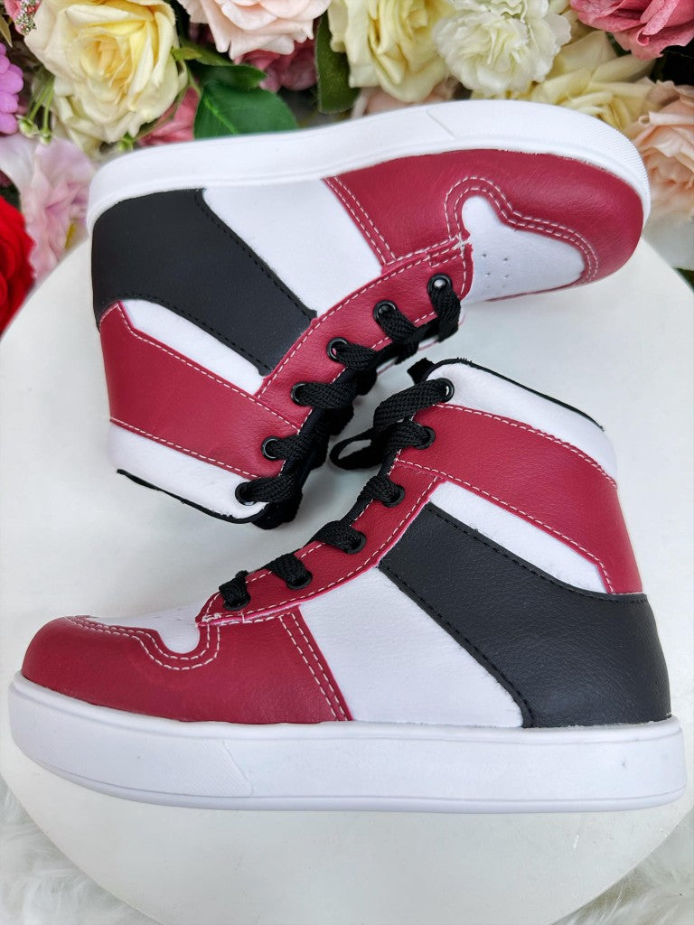 Zapatillas Jordan High Top blancas y rojas con cordones para niño