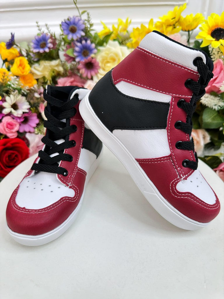 Zapatillas Jordan High Top blancas y rojas con cordones para niño
