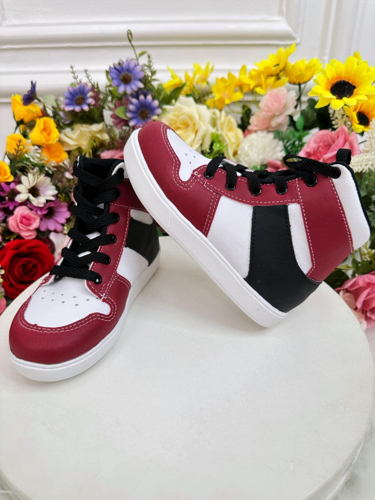 Zapatillas Jordan High Top blancas y rojas con cordones para niño