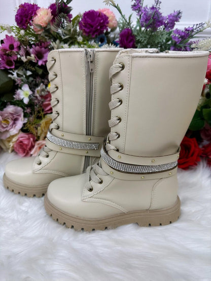 Botas altas para niños en color blanco roto con cordones y cremallera