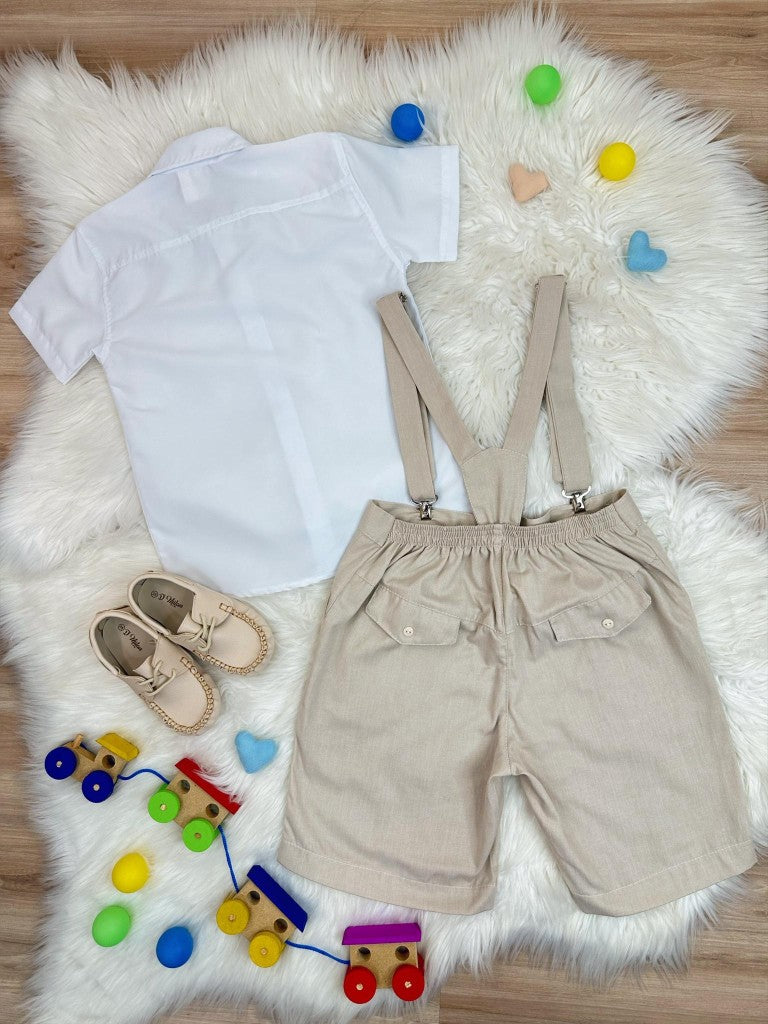 Conjunto de camisa formal beige, corbata, pantalones cortos y tirantes