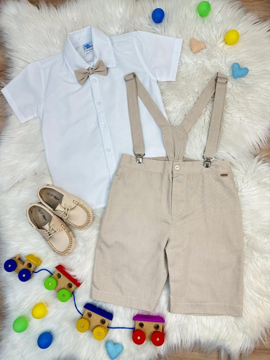 Conjunto de camisa formal beige, corbata, pantalones cortos y tirantes