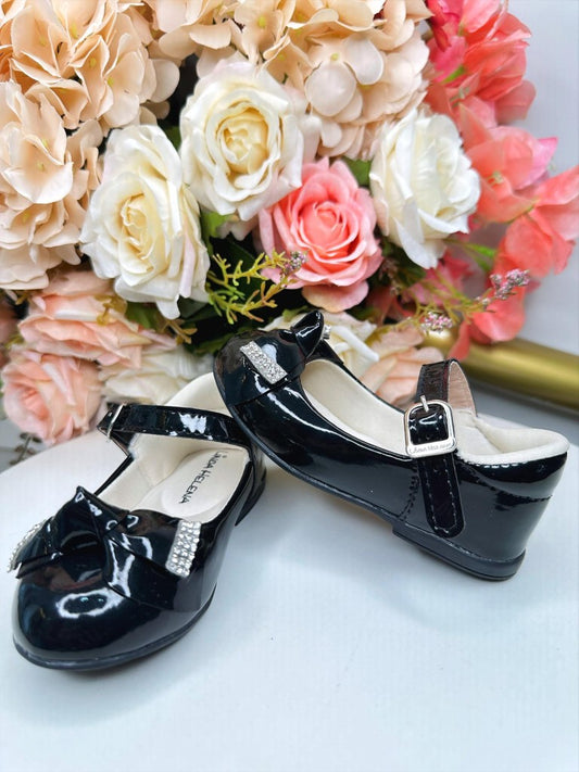 Zapatos de charol negro con lazo y aplique de diamantes de imitación