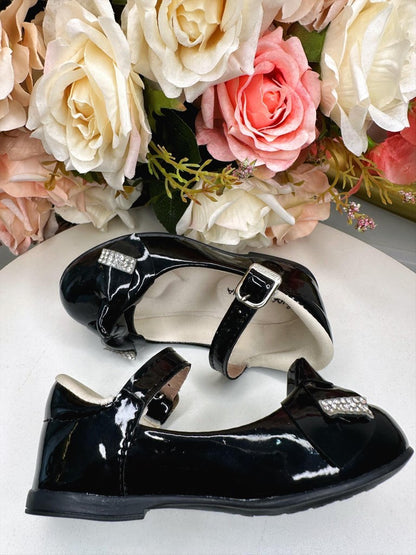 Zapatos de charol negro con lazo y aplique de diamantes de imitación