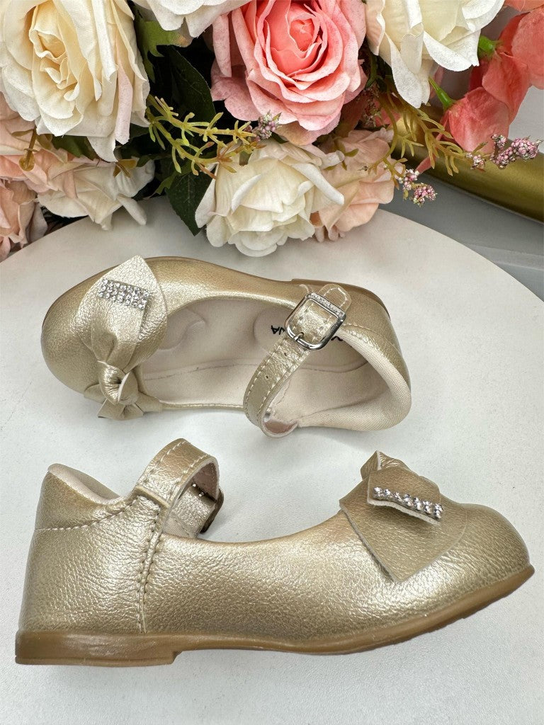 Zapato dorado con lazo y aplique de pedrería 