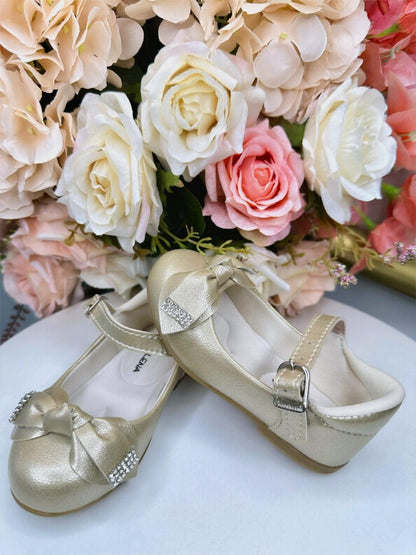 Zapato dorado con lazo y aplique de pedrería 