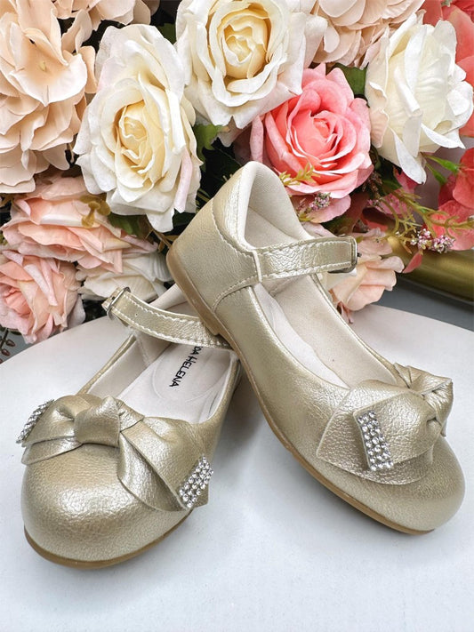 Zapato dorado con lazo y aplique de pedrería 