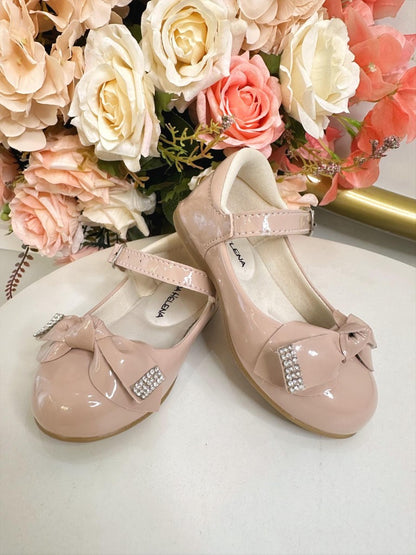 Zapatos de salón de charol color piel con lazo y aplique de diamantes de imitación 