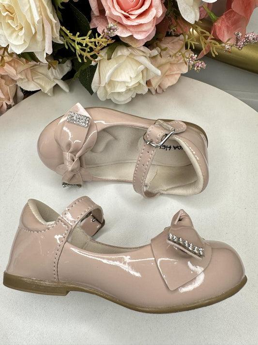 Zapatos de salón de charol color piel con lazo y aplique de diamantes de imitación 