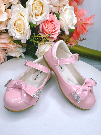 Zapatos de charol rosa con lazo y aplique de diamantes de imitación 
