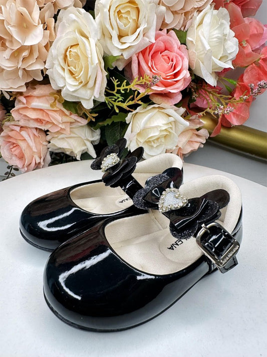 Zapato negro con aplique de corazón de diamantes de imitación