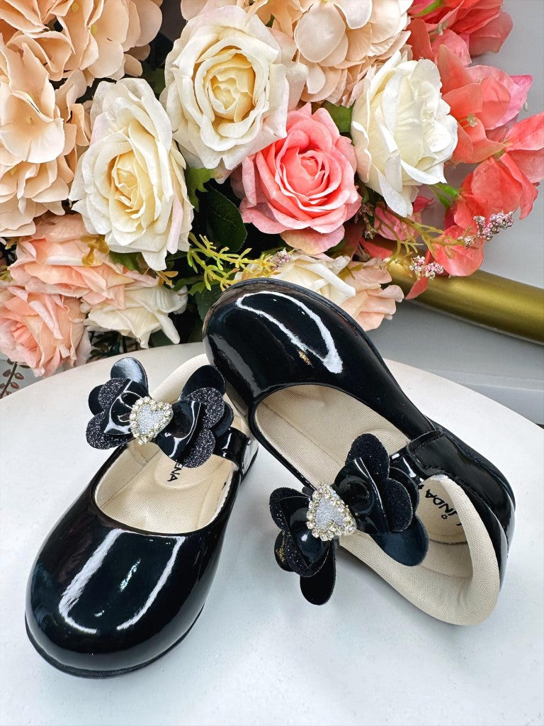 Zapato negro con aplique de corazón de diamantes de imitación