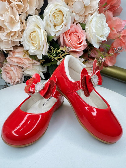 Zapato rojo con aplique de corazón de diamantes de imitación