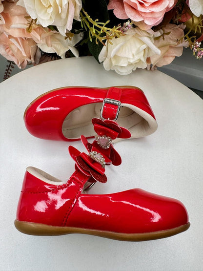 Zapato rojo con aplique de corazón de diamantes de imitación