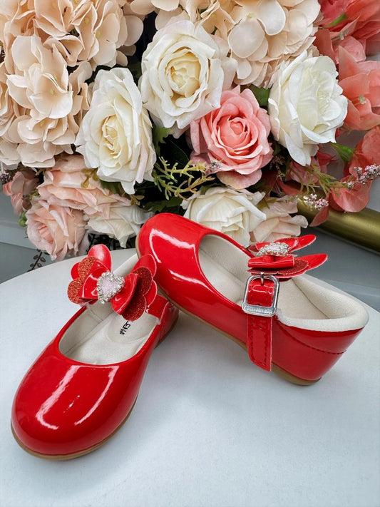 Zapato rojo con aplique de corazón de diamantes de imitación