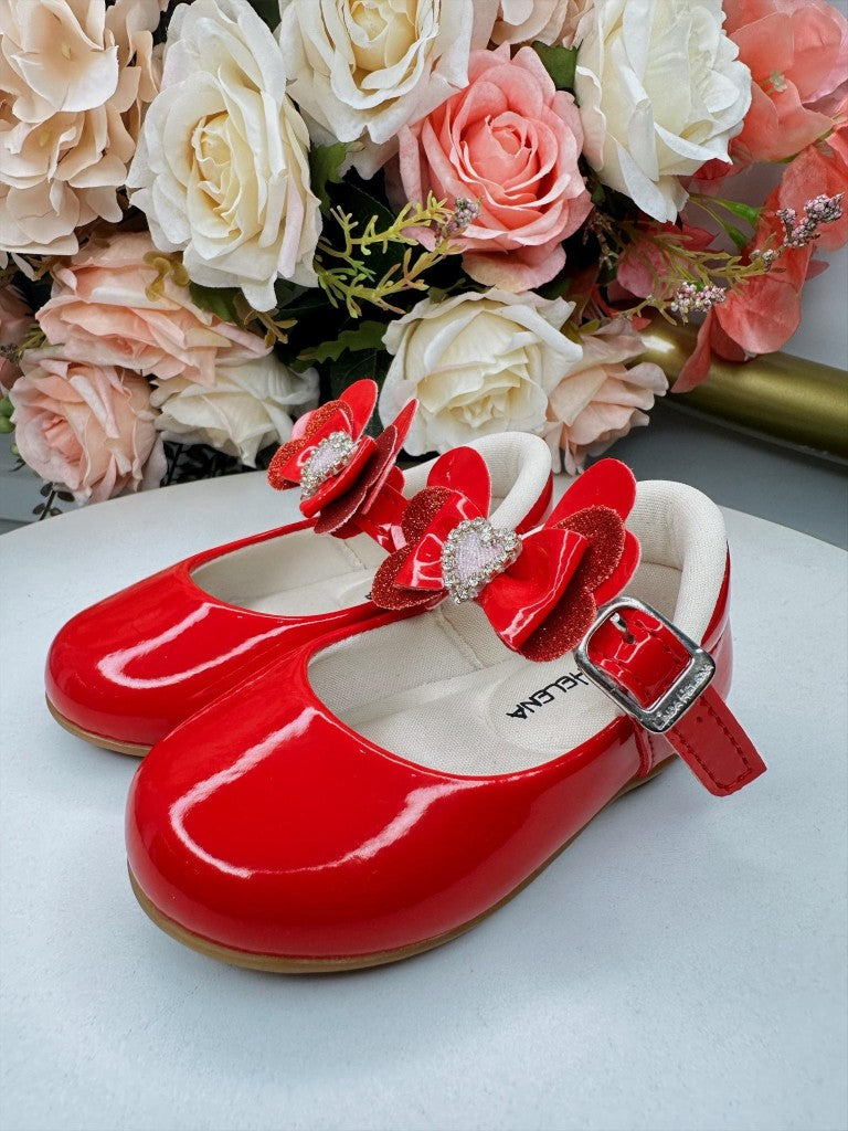 Zapato rojo con aplique de corazón de diamantes de imitación