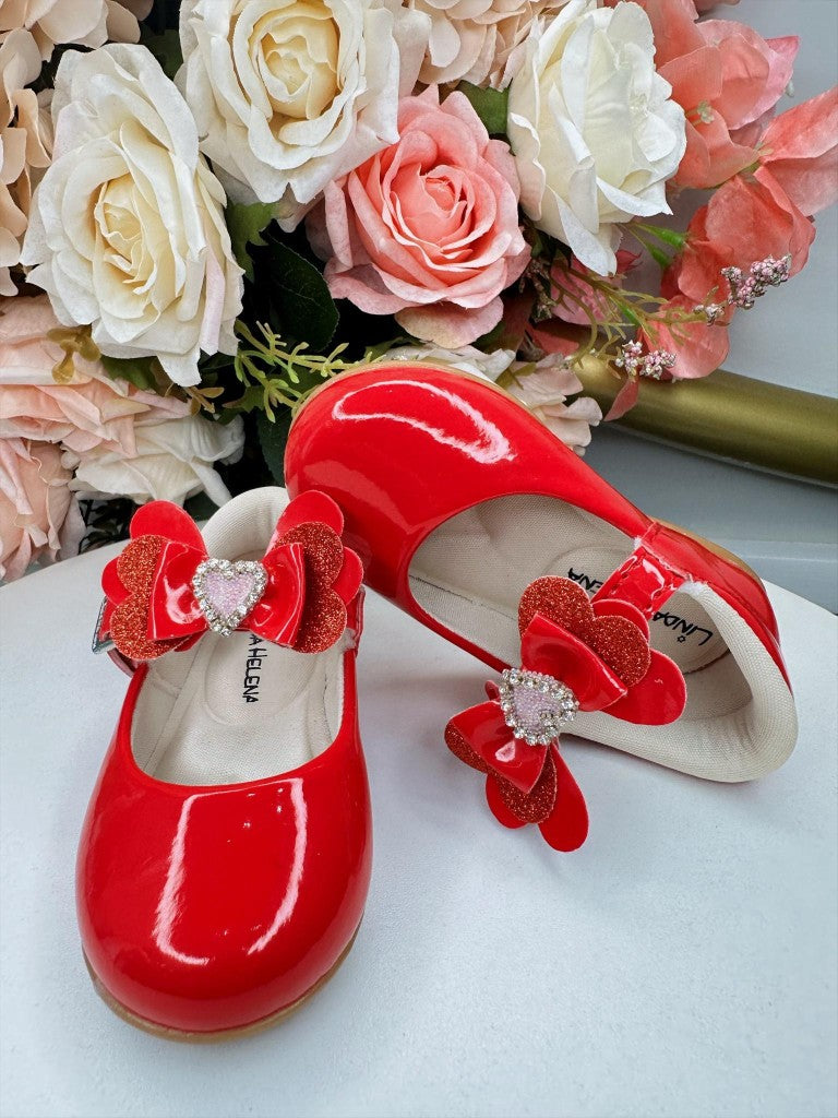 Zapato rojo con aplique de corazón de diamantes de imitación