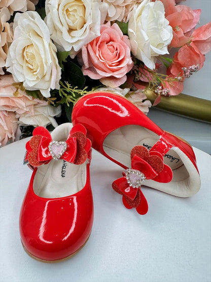 Zapato rojo con aplique de corazón de diamantes de imitación