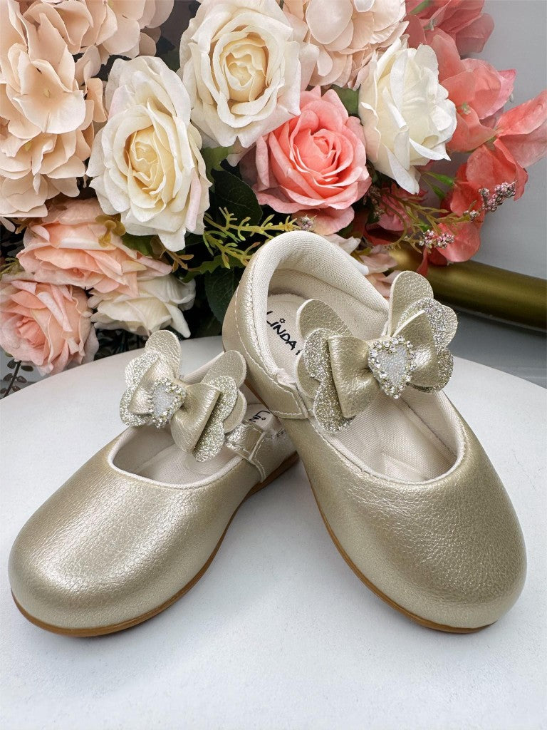 Zapatilla dorada con aplique de corazón de diamantes de imitación