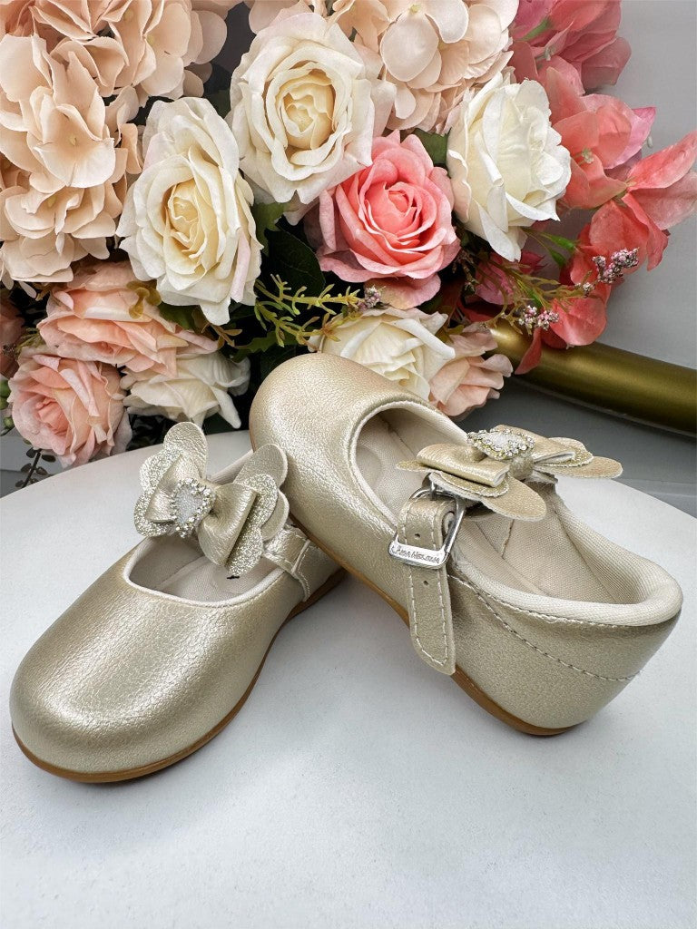Zapatilla dorada con aplique de corazón de diamantes de imitación