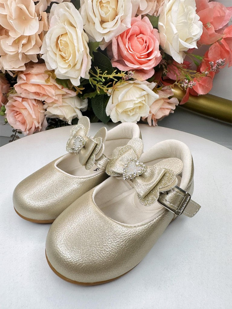 Zapatilla dorada con aplique de corazón de diamantes de imitación
