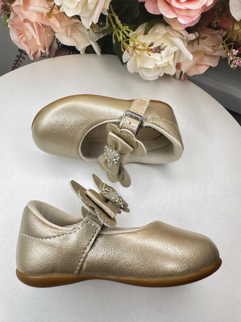 Zapatilla dorada con aplique de corazón de diamantes de imitación