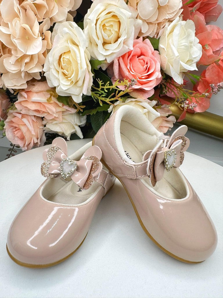 Zapato rosa con aplique de corazón de diamantes de imitación