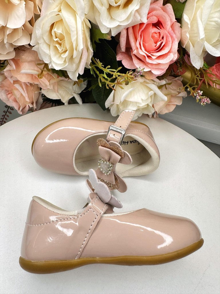 Zapato rosa con aplique de corazón de diamantes de imitación