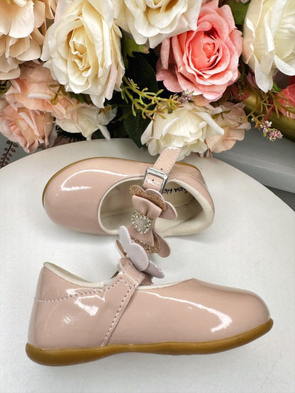 Zapato rosa con aplique de corazón de diamantes de imitación