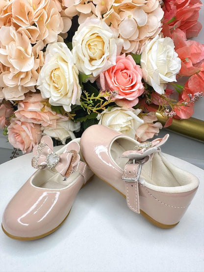 Zapato rosa con aplique de corazón de diamantes de imitación